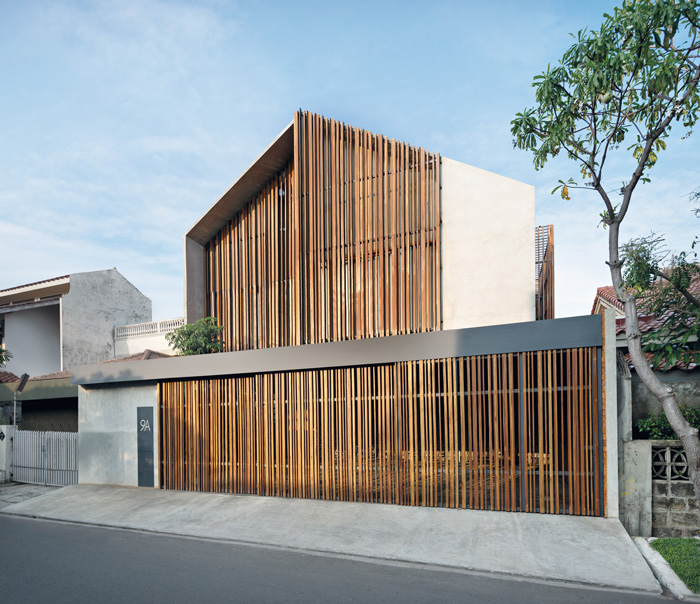Fasad rumah gaya modern / Rumah Beton oleh PSA Studio / Mario Wibowo Associate
