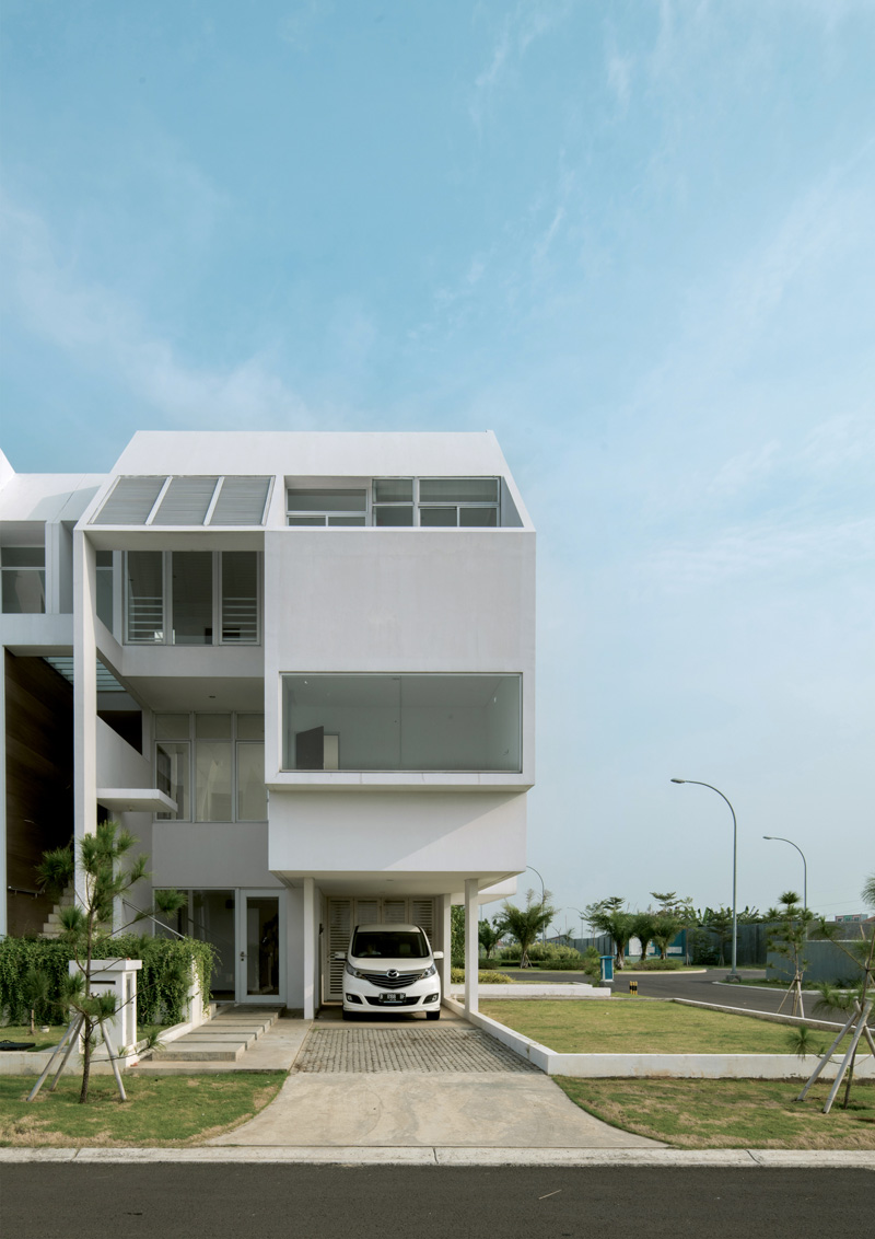Fasad rumah gaya modern / Asera One East oleh W Office / William Sutanto