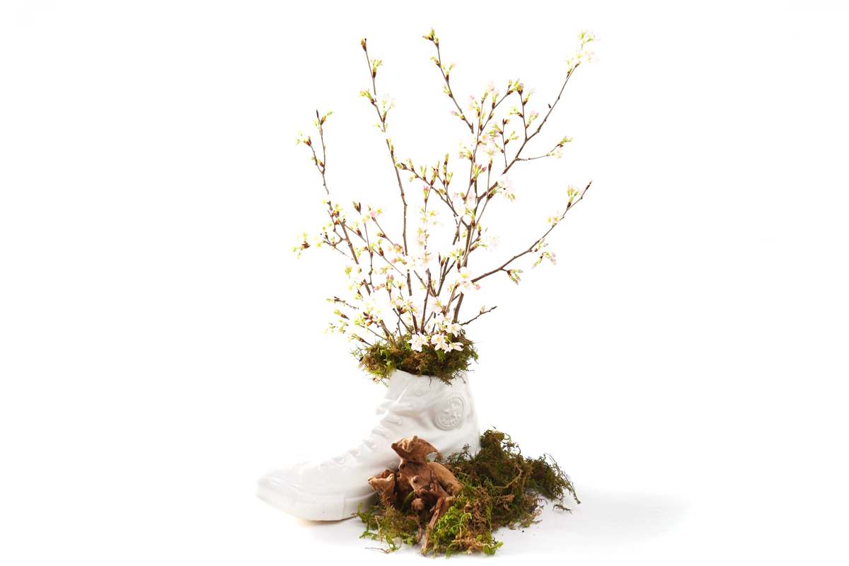 Unik! Jepang Punya Vas Bunga Berbentuk Sepatu Ikonik