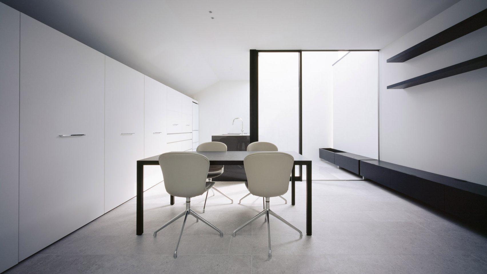 Rumah ini Menyelip di Padatnya Kota Tokyo