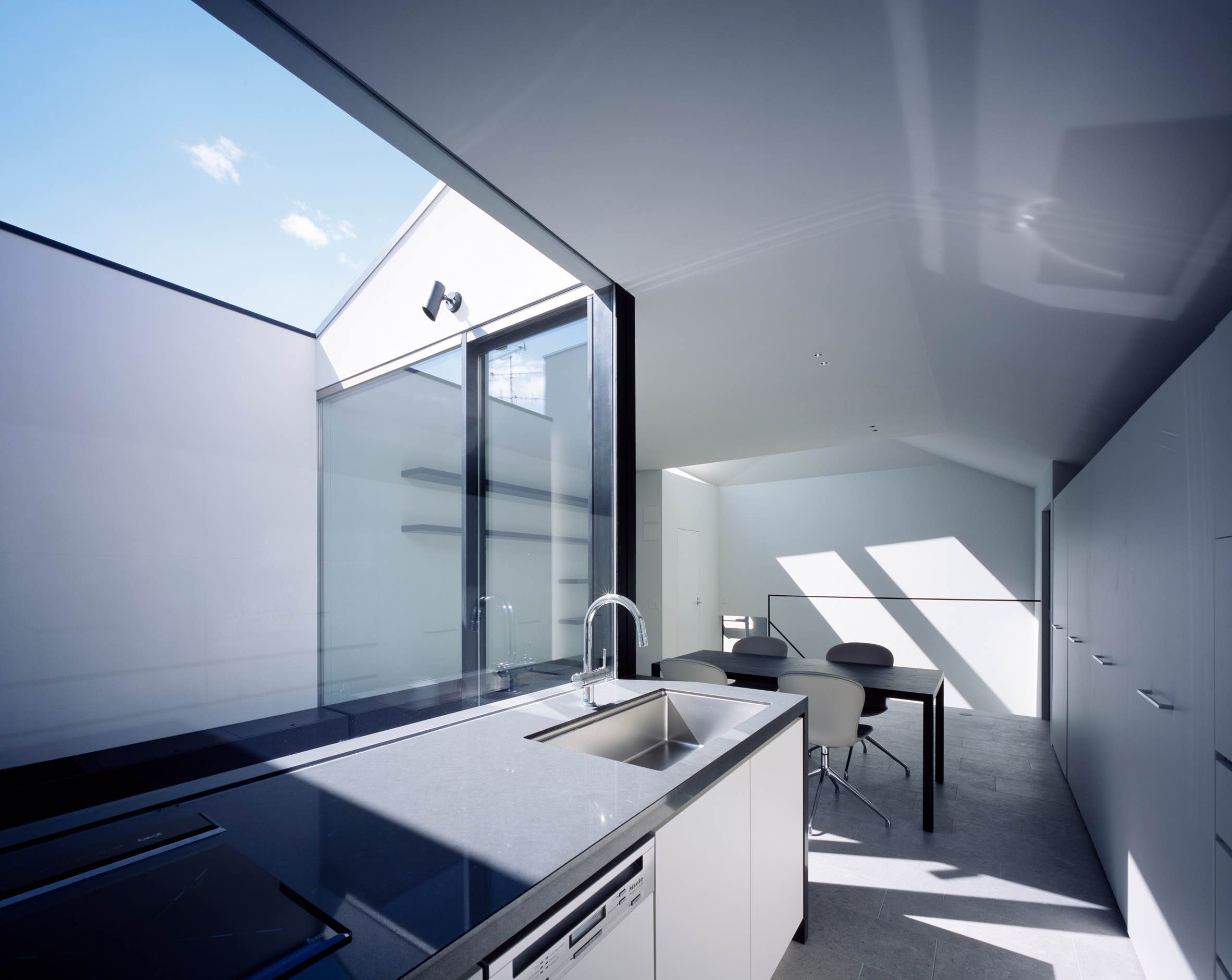 Rumah ini Menyelip di Padatnya Kota Tokyo