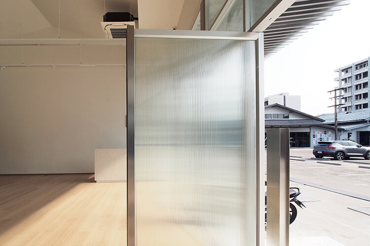 Sebuah Gudang di Bangkok Disulap Menjadi Kantor