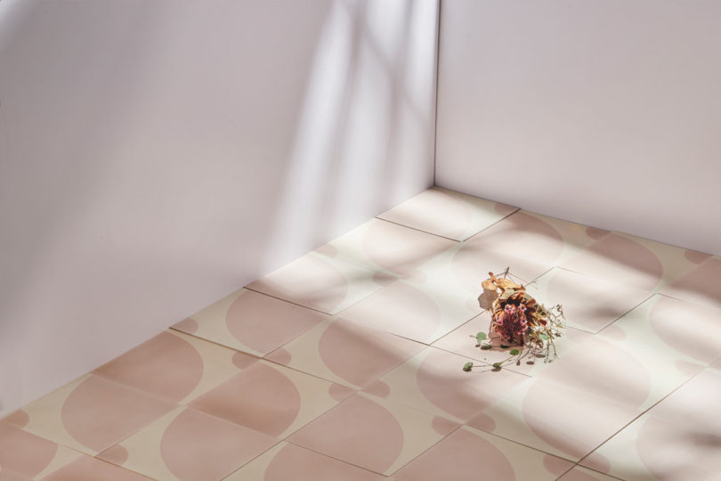 Langka! Keramik Lantai Dijadikan Karya Seni & Kanvas