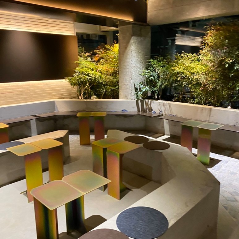 Fans K-Pop, Ini Saatnya Nikmati Kopi Buatan Mino WINNER / Meja kafe terbuat dari metal / Naver online community