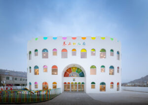 Lebih Dari 400 Lembar Kaca Menghiasi TK Ini!