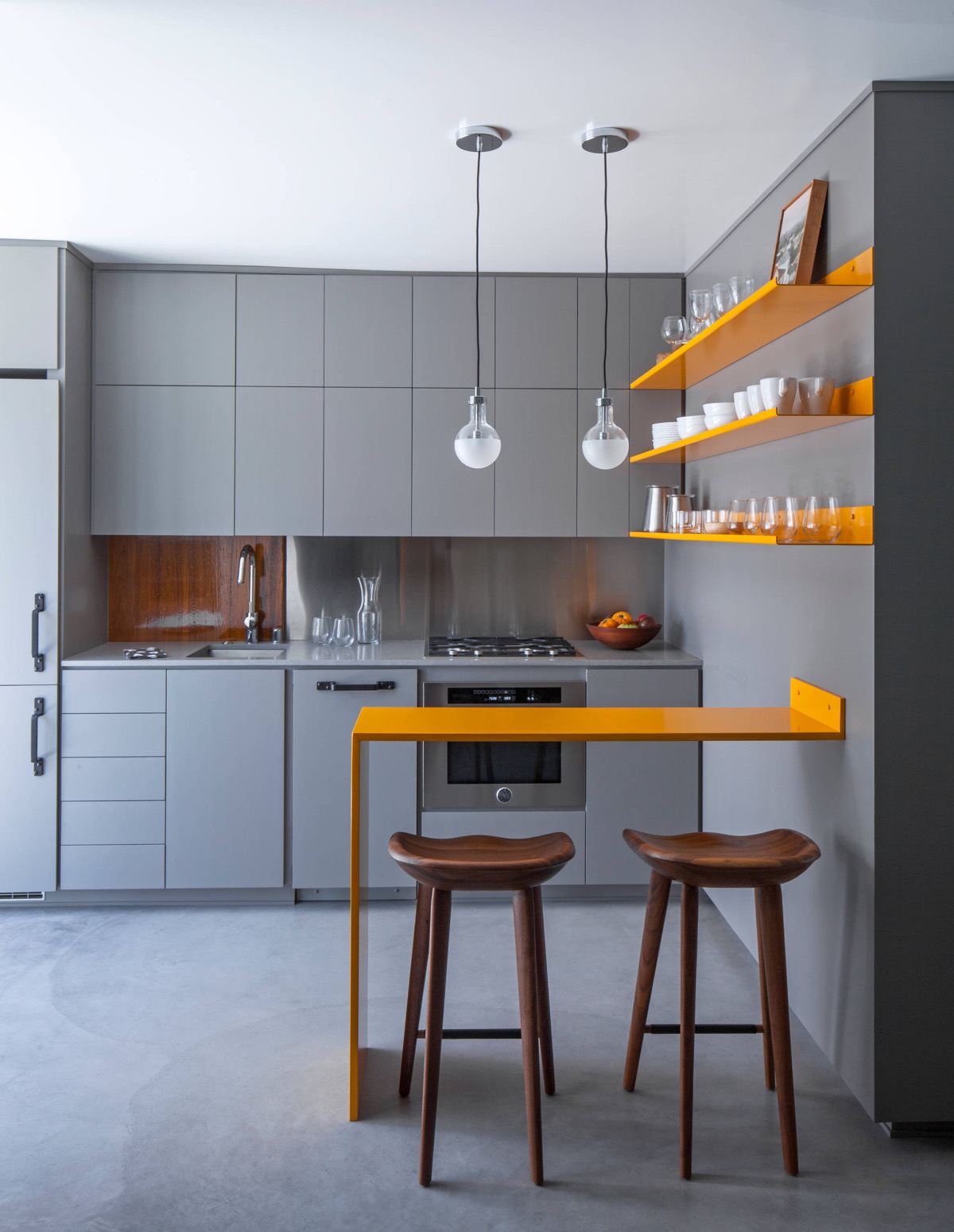 Mudah Ditiru! 11 Tips Penting Desain Mini Bar di Dapur 2