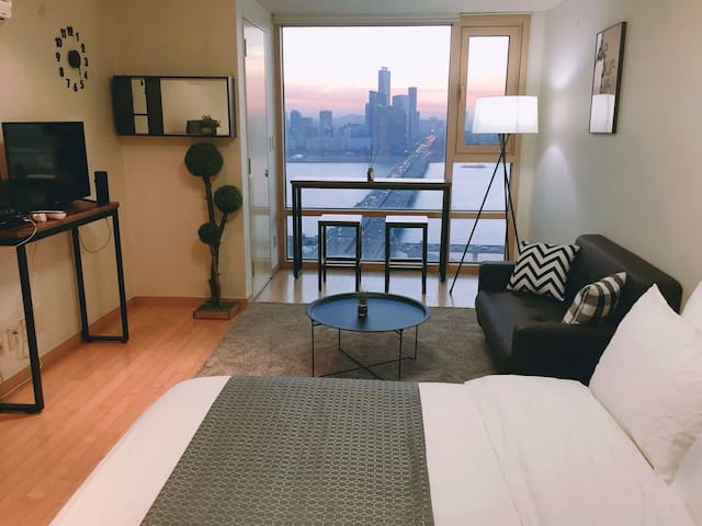 Ruang Tamu Kecil Namun Tetap Bisa Bersantai di Rumah / Meja menghadap jendela kamar / Airbnb