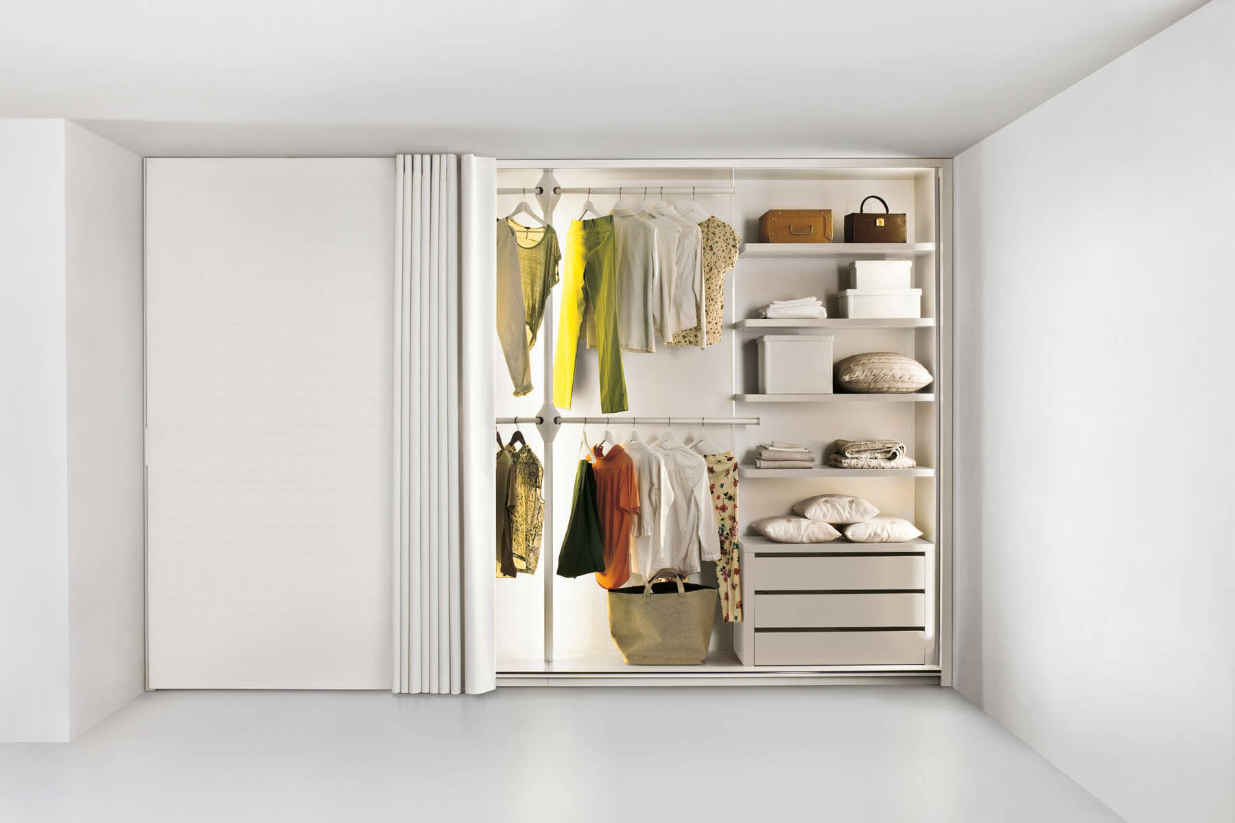 Diskusi Hangat Ahmad Djuhara dan Fikra Djuhara di CASA / Et Voila / Lago