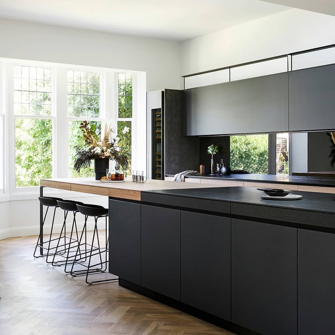 Mudah Ditiru! 10 Tips Penting Desain Mini Bar di Dapur 6