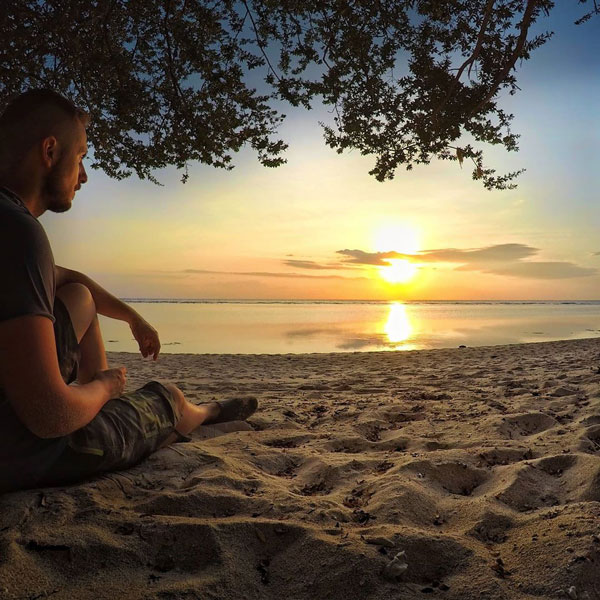 Duduk santai di pinggir pantai