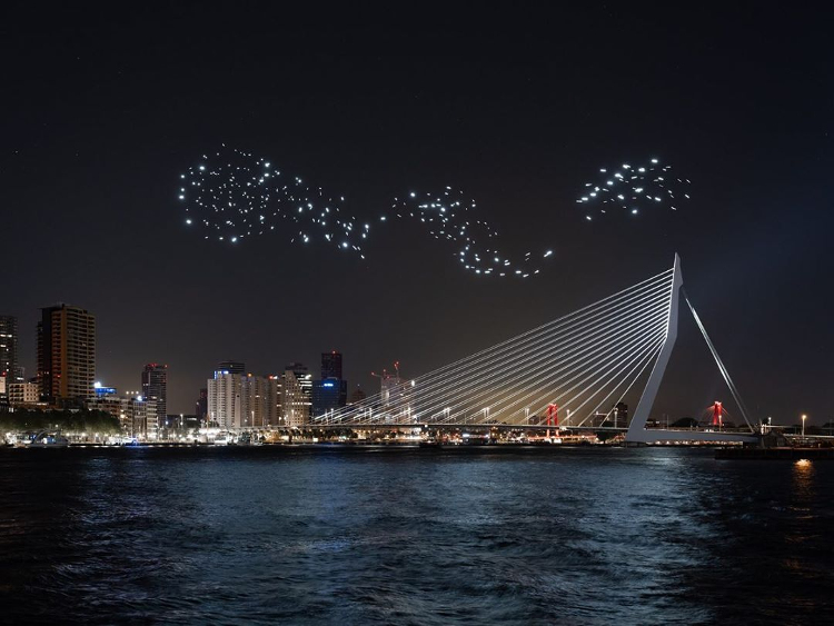 Studio Drift Buat Hati Di Langit Malam Rotterdam