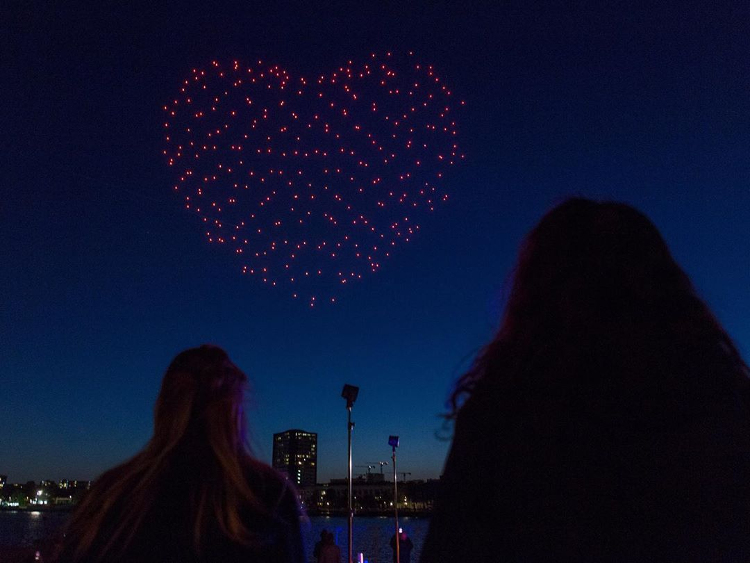 Studio Drift Buat Hati Di Langit Malam Rotterdam