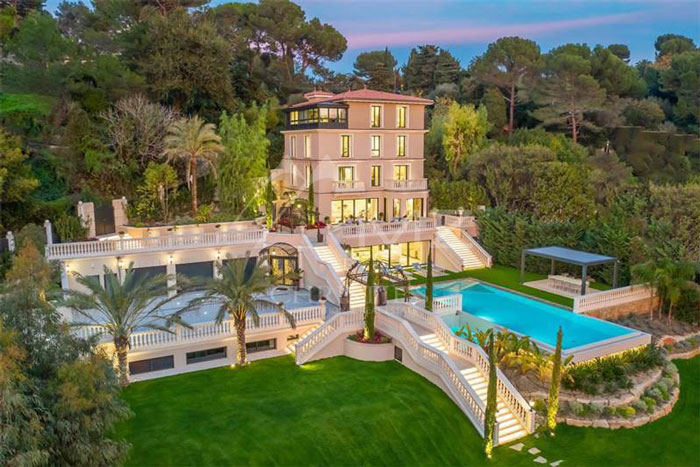 Rumah Mewah dengan Tangga Megah