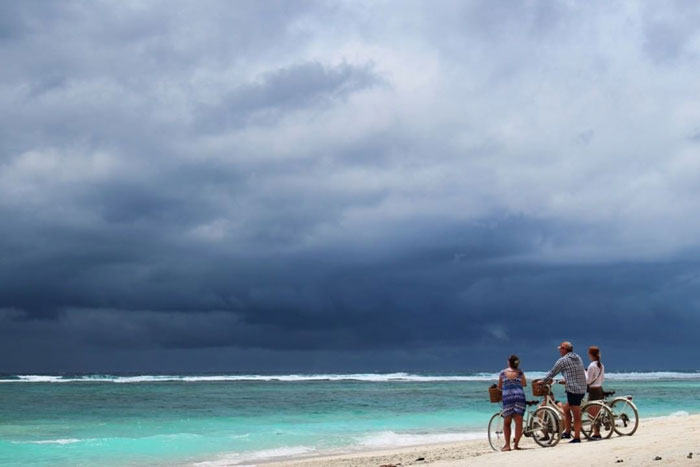 Berkeliling pantai dengan bersepeda