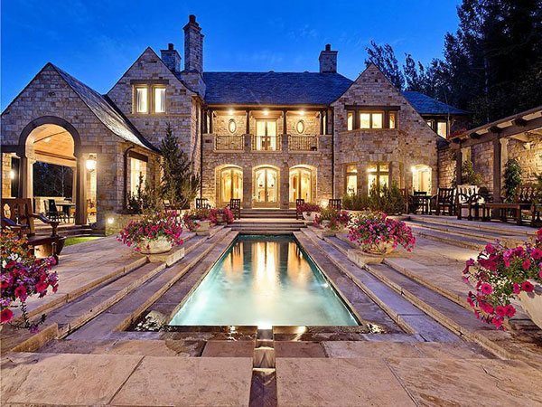 Rumah Mewah Bergaya Abad Pertengahan