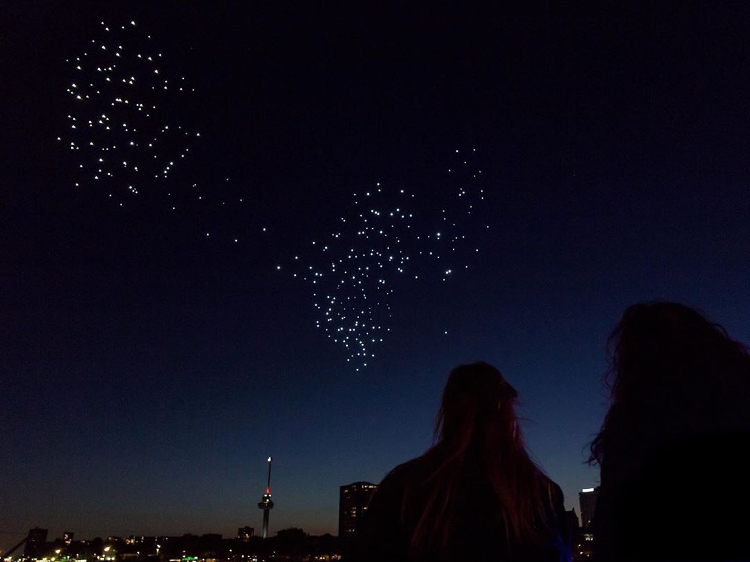 Studio Drift Buat Hati Di Langit Malam Rotterdam