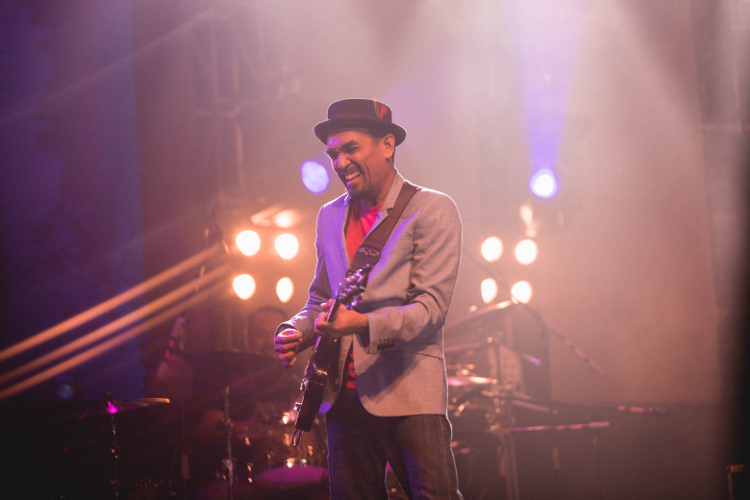 Penuh Rasa! 10 Lagu Penuh Makna Bagi Glenn Fredly