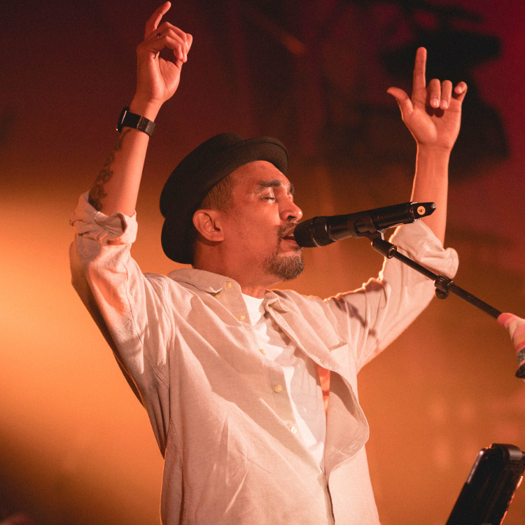 Penuh Rasa! 10 Lagu Penuh Makna Bagi Glenn Fredly