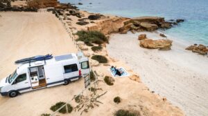 Solusi Tetap Bisa Traveling dengan Aman di Rumah Mobil