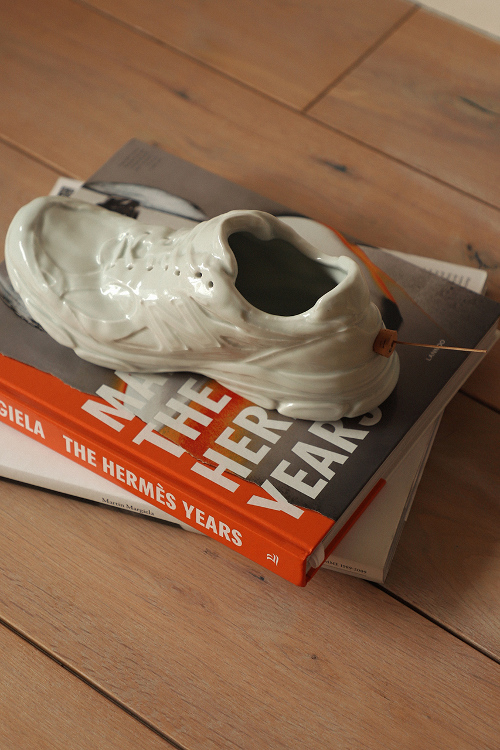 Sepatu Ini Akan Mengeluarkan Aroma Tenang Di Rumah Anda