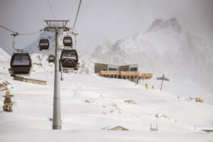Restoran Kembar Ini Hadir Di Puncak Gunung Salju