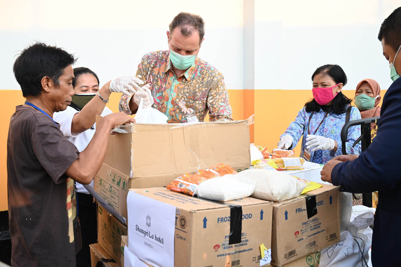 Shangri-La Hotel Donasi Kebutuhan Pokok Selama Pandemi