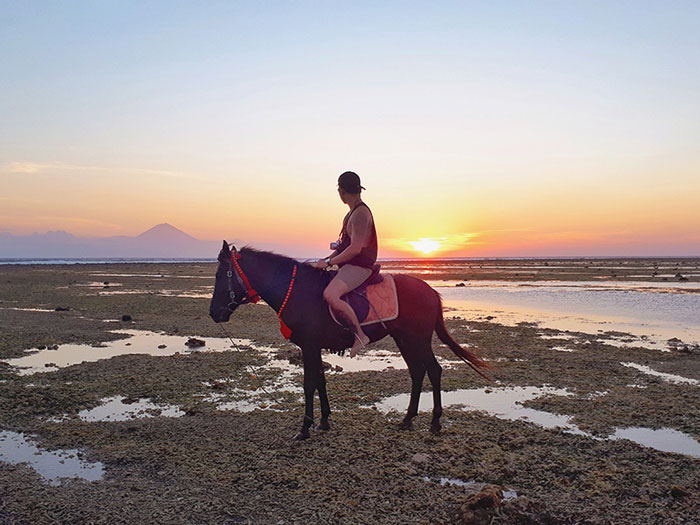 Menunggang kuda sambil menikmati sunset