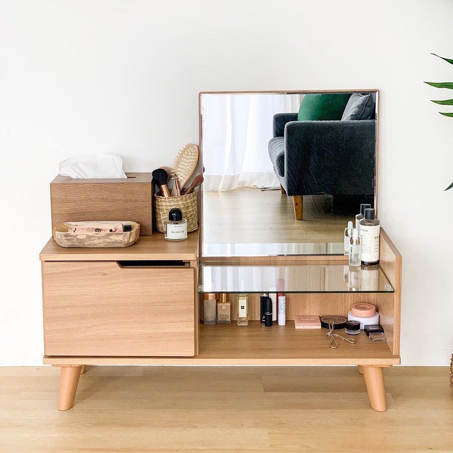 Tiru 5 Ide Meja Rias Minimalis Cocok untuk Rumah Kecil 3