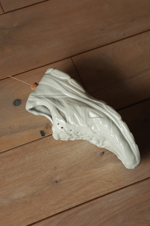 Sepatu Ini Akan Mengeluarkan Aroma Tenang Di Rumah Anda