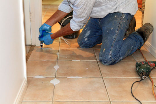 Perbaiki lantai keramik yang rusak