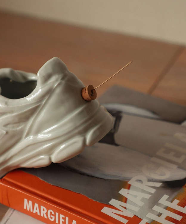 Sepatu Ini Akan Mengeluarkan Aroma Tenang Di Rumah Anda