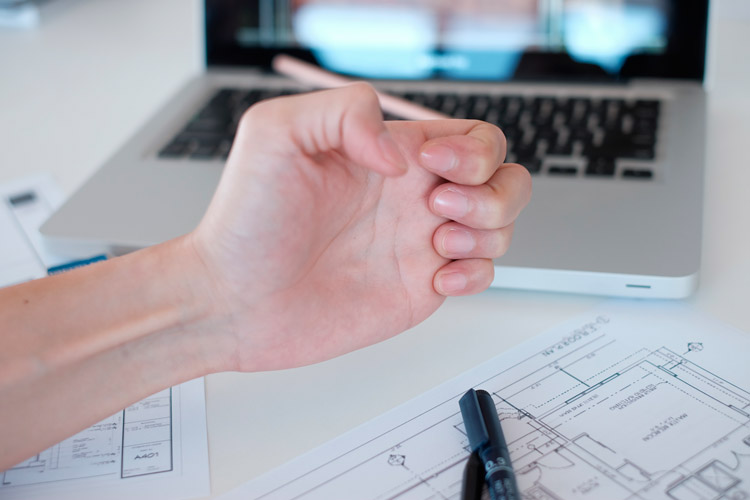 Banyak Kerja di Laptop? Lakukan 10 Olahraga Tangan Ini