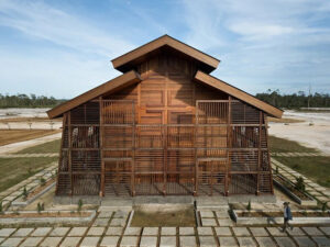 Gaya Tradisional, Gereja Ini Bersinergi Dengan Alam