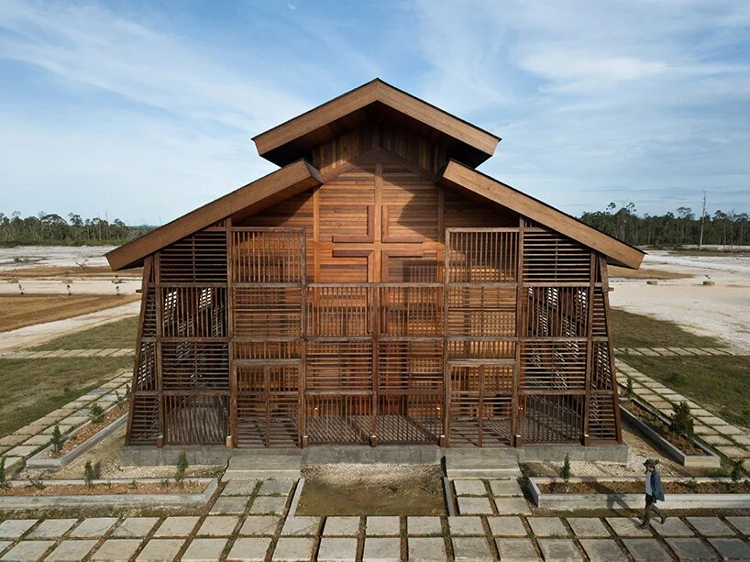 Gaya Tradisional, Gereja Ini Bersinergi Dengan Alam