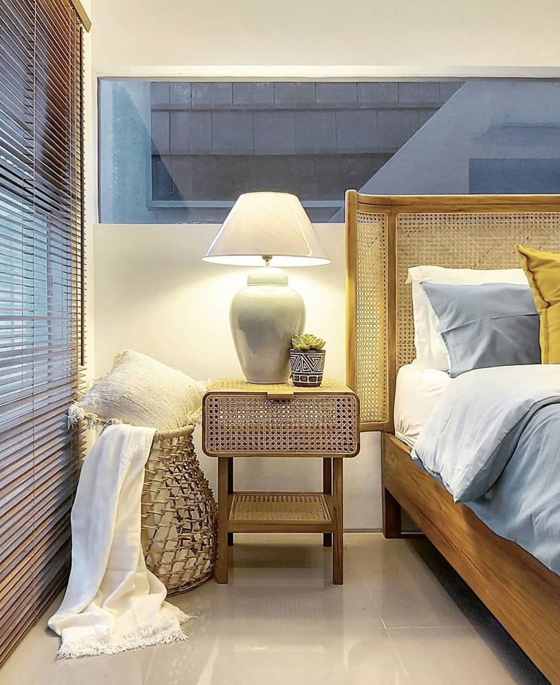 6 Meja Samping Tempat Tidur ini Buat Kamar Rapi & Manis