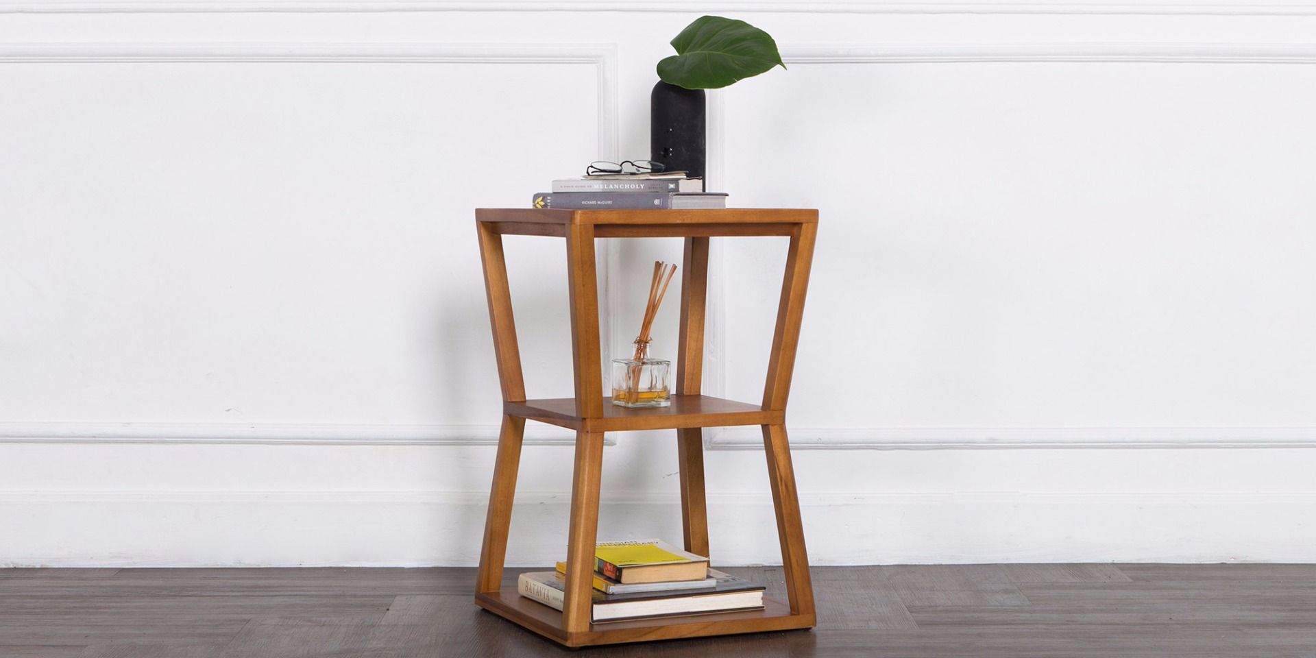 6 Meja Samping Tempat Tidur ini Buat Kamar Rapi & Manis