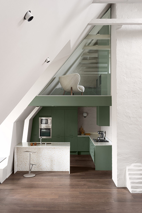 Hunian Loft Ini Menggunakan Warna Sebagai Pemisah Ruang