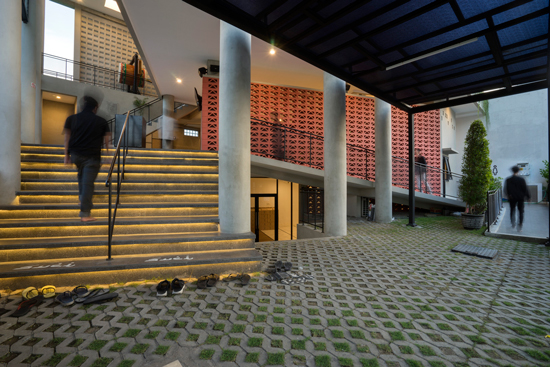 Tetap Sejuk! Ini Desain Masjid Cocok untuk Iklim Tropis 12