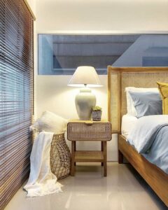 7 Meja Samping Tempat Tidur ini Buat Kamar Rapi & Manis