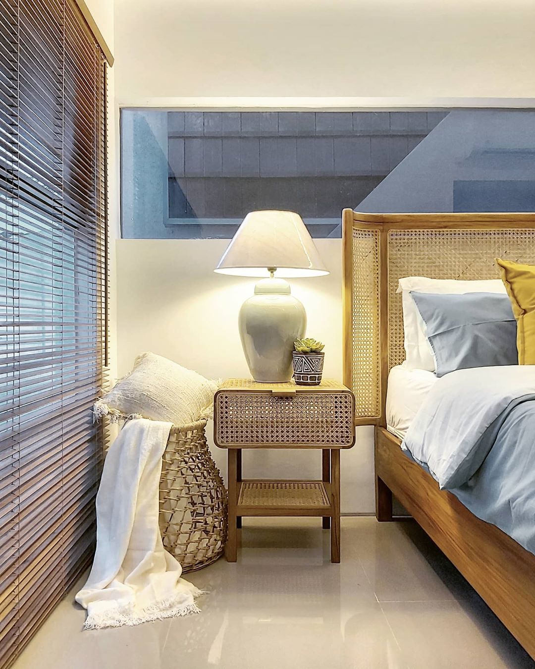 7 Meja Samping Tempat Tidur ini Buat Kamar Rapi & Manis