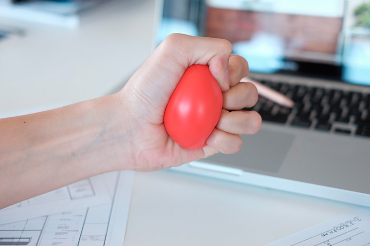 Banyak Kerja di Laptop? Lakukan 10 Olahraga Tangan Ini