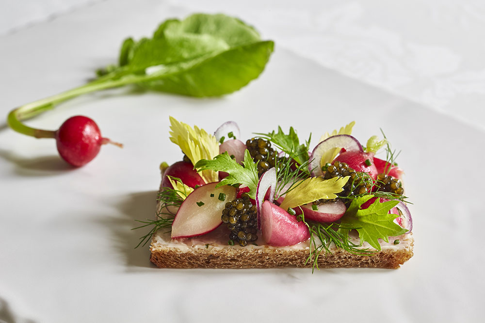 Makan Ditemani Maneken? Ide Baru Restoran Saat Pandemi / The Inn at Little Washington 6