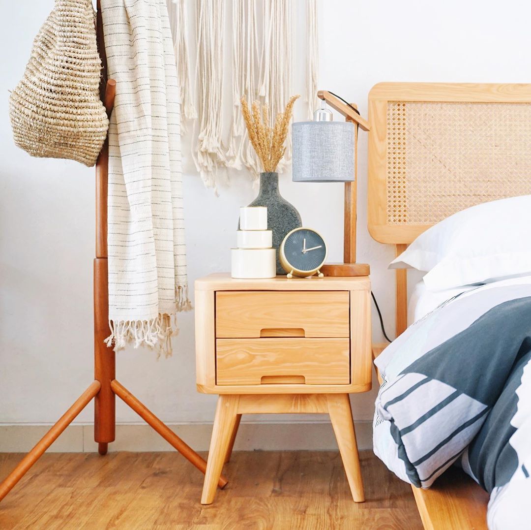 6 Meja Samping Tempat Tidur ini Buat Kamar Rapi & Manis