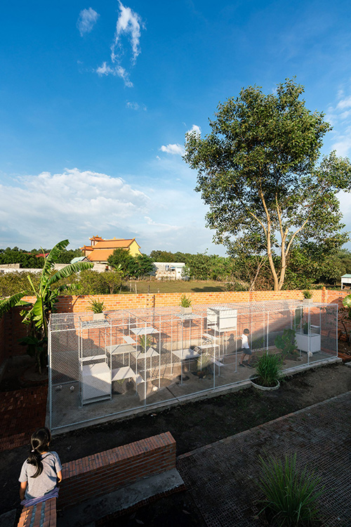 5 Rancangan Kandang Ayam Unik Oleh Desainer Ternama