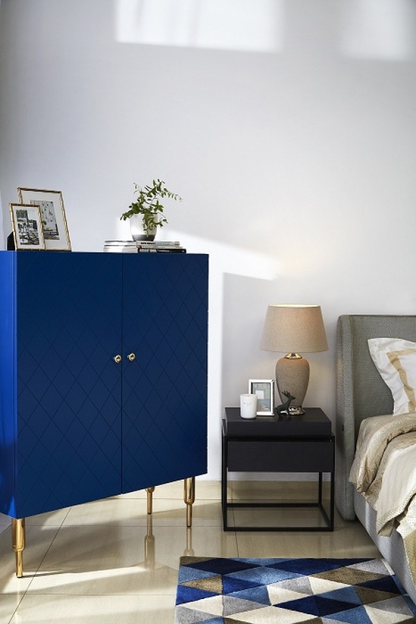 6 Meja Samping Tempat Tidur ini Buat Kamar Rapi & Manis