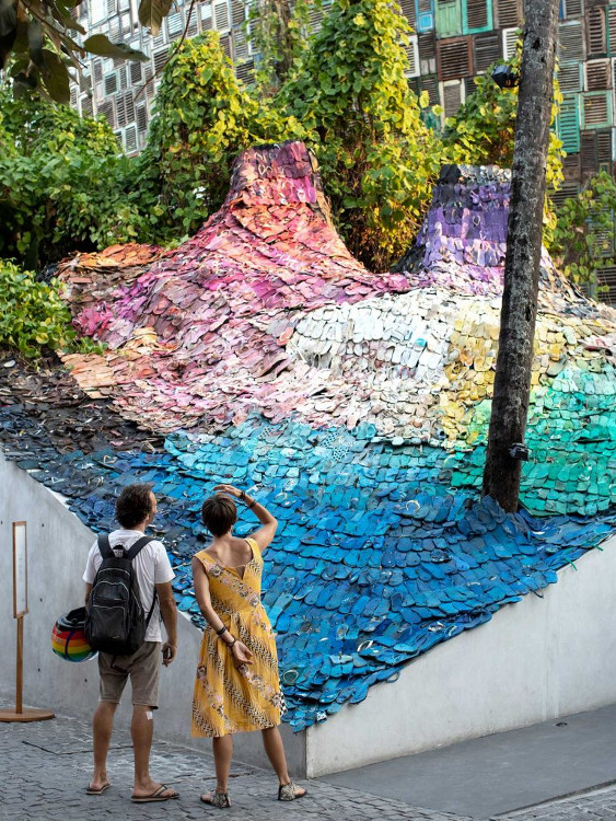 5.000 Sampah Sandal Dipamerkan di Desa Potato Head