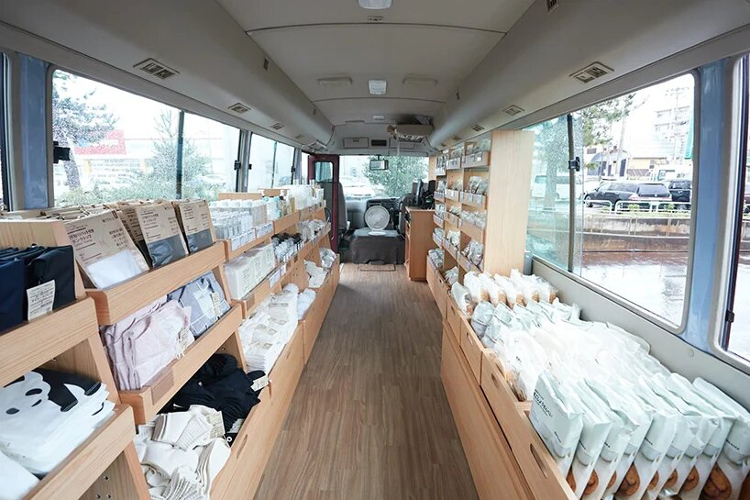 Keliling Jepang, Muji Sulap Minibus Jadi Moving Store