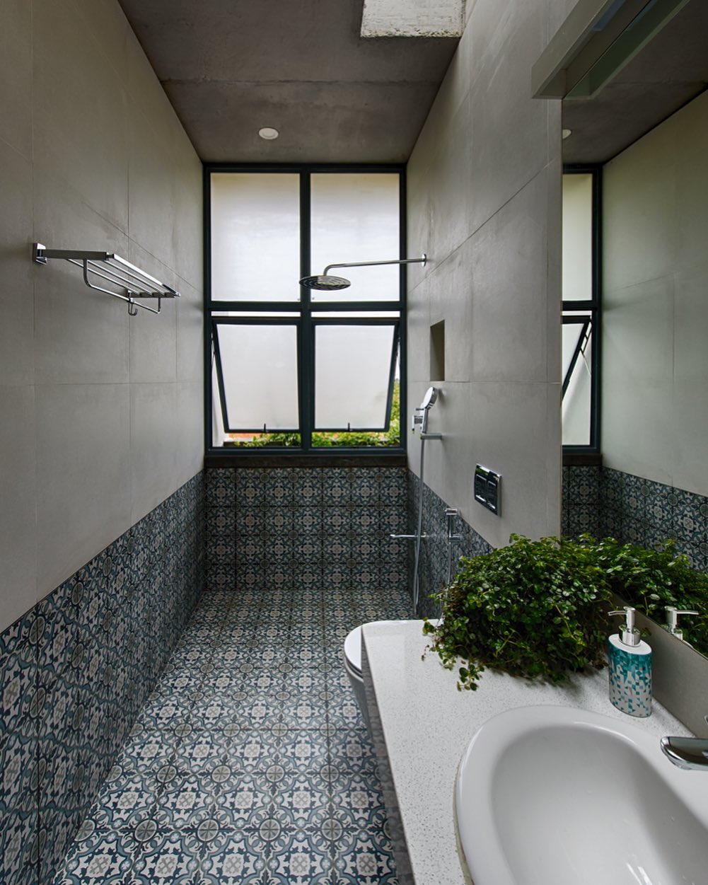 Mengkombinasikan keramik dengan beton ekspos