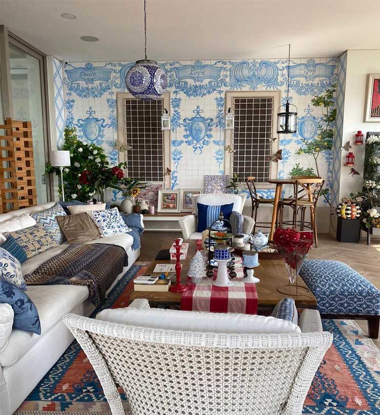 Menggunakan keramik bercorak untuk dinding