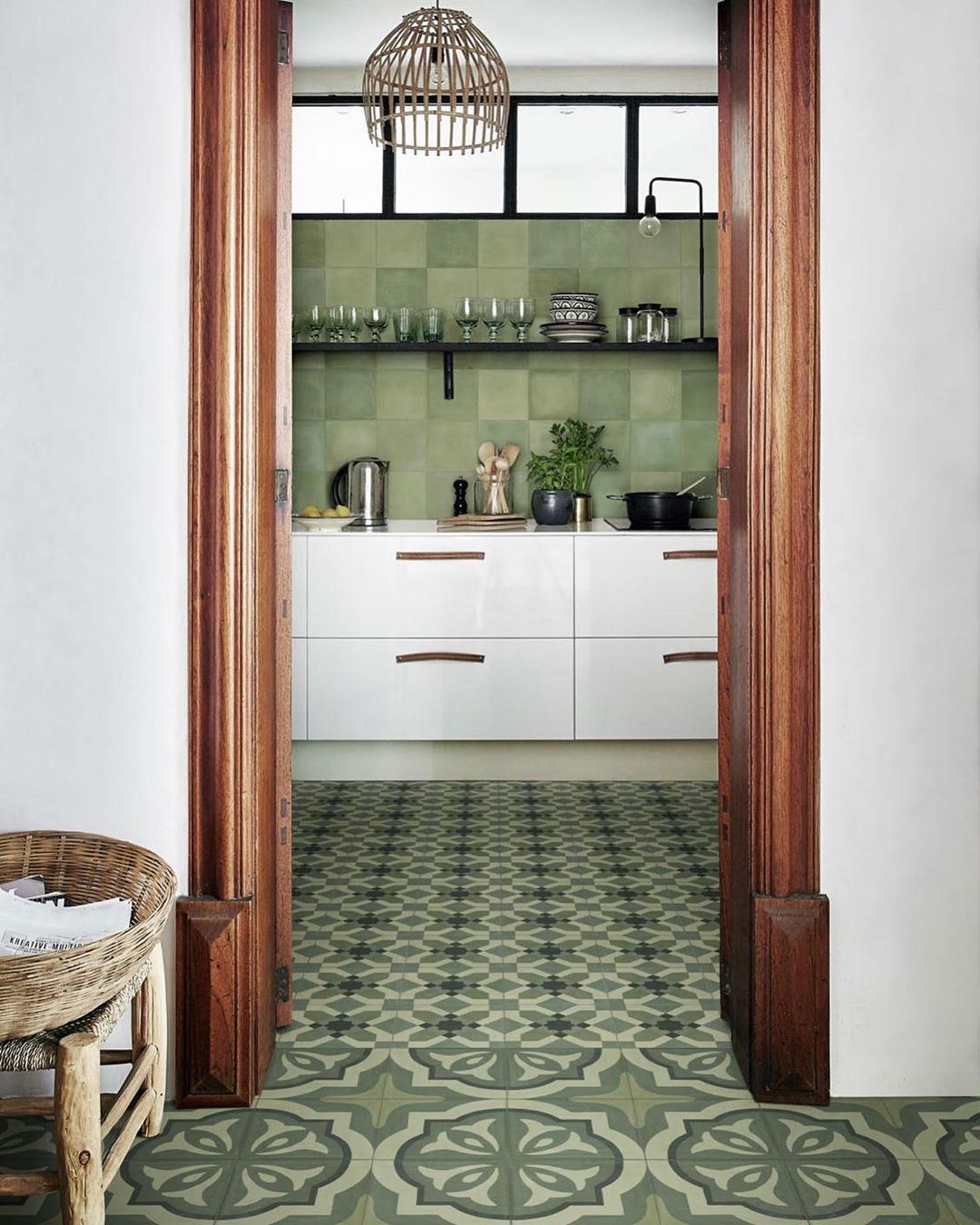 Mengaplikasikan keramik satu warna dengan corak yang berbeda